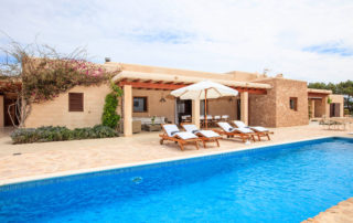 Alojamientos turísticos Cardona. Casa rural en Formentera con jardín y piscina